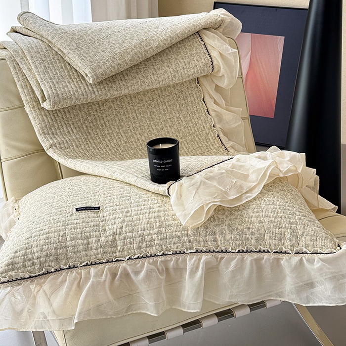 91家纺网 家纺一手货源 找家纺 蓝邻家纺 2025春夏新款全棉纯棉双层纱织带款床盖-场景二 床盖-蔷薇花露-绿