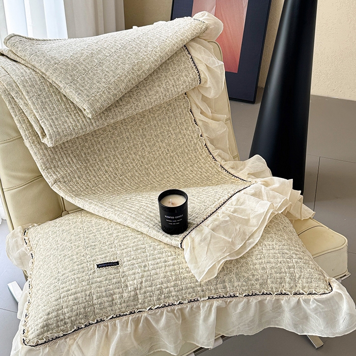 91家纺网 家纺一手货源 找家纺 蓝邻家纺 2025春夏新款全棉纯棉双层纱织带款床盖-场景二 床盖-蔷薇花露-绿