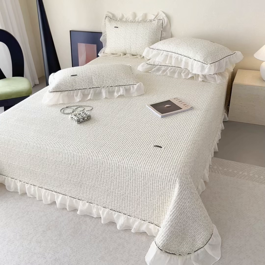 91家纺网 家纺一手货源 找家纺 蓝邻家纺 2025春夏新款全棉纯棉双层纱织带款床盖-场景二 床盖-蔷薇花露-绿