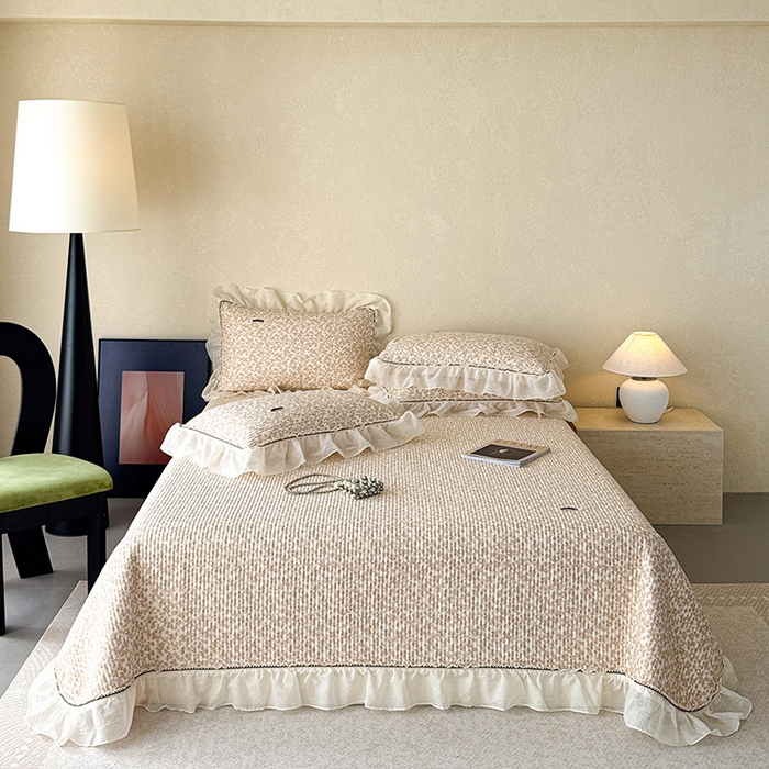 91家纺网 家纺一手货源 找家纺 蓝邻家纺 2025春夏新款全棉纯棉双层纱织带款床盖-场景二 床盖-秋之寄语