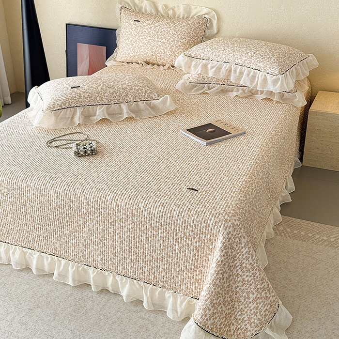 91家纺网 家纺一手货源 找家纺 蓝邻家纺 2025春夏新款全棉纯棉双层纱织带款床盖-场景二 床盖-秋之寄语