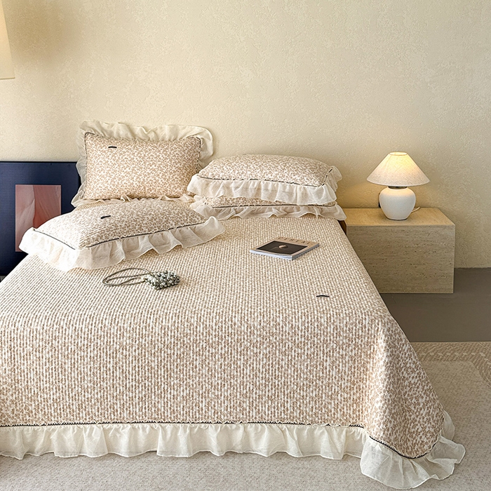 91家纺网 家纺一手货源 找家纺 蓝邻家纺 2025春夏新款全棉纯棉双层纱织带款床盖-场景二 床盖-秋之寄语