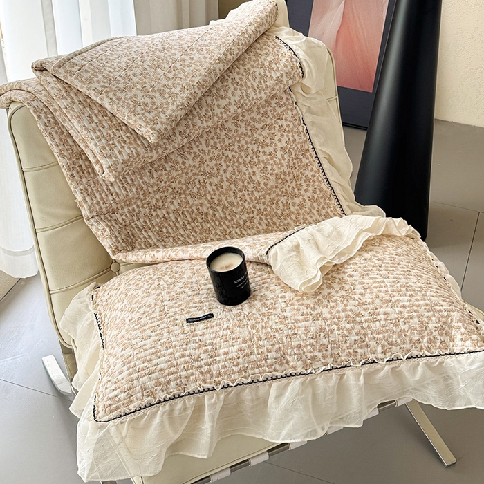 91家纺网 家纺一手货源 找家纺 蓝邻家纺 2025春夏新款全棉纯棉双层纱织带款床盖-场景二 床盖-秋之寄语