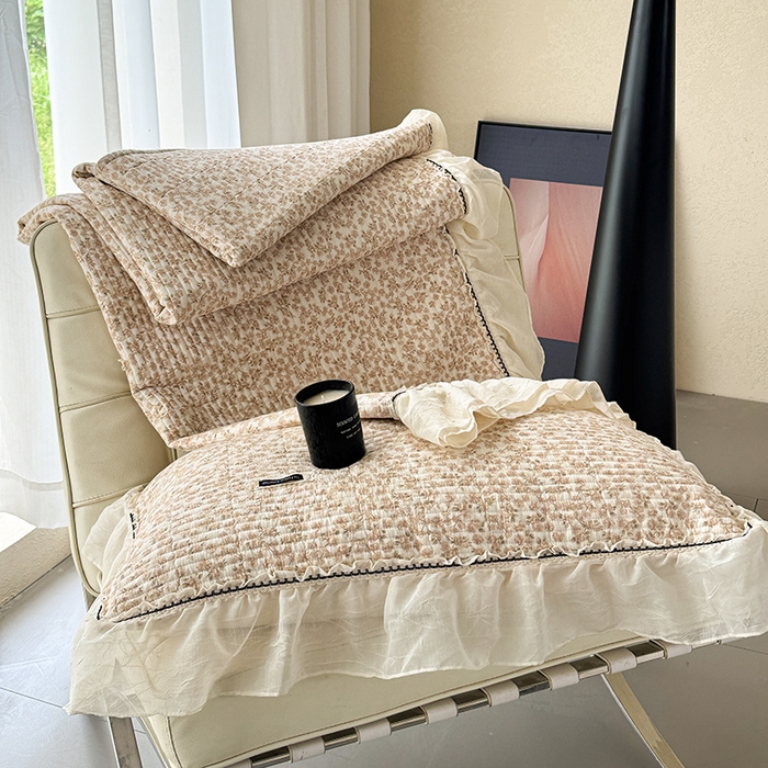 91家纺网 家纺一手货源 找家纺 蓝邻家纺 2025春夏新款全棉纯棉双层纱织带款床盖-场景二 床盖-秋之寄语