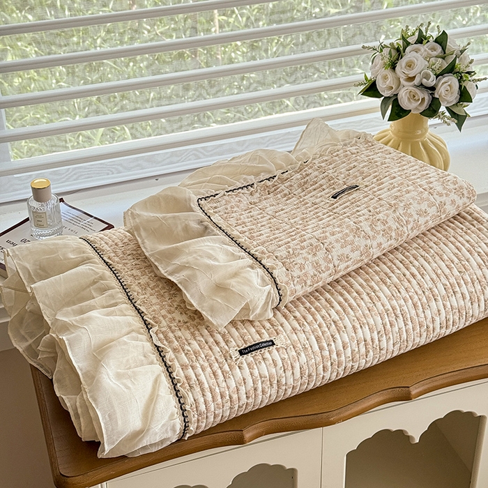 91家纺网 家纺一手货源 找家纺 蓝邻家纺 2025春夏新款全棉纯棉双层纱织带款床盖-场景二 床盖-秋之寄语