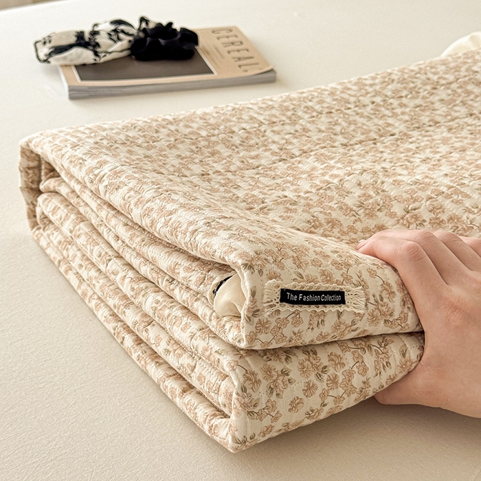 91家纺网 家纺一手货源 找家纺 蓝邻家纺 2025春夏新款全棉纯棉双层纱织带款床盖-场景二 床盖-秋之寄语