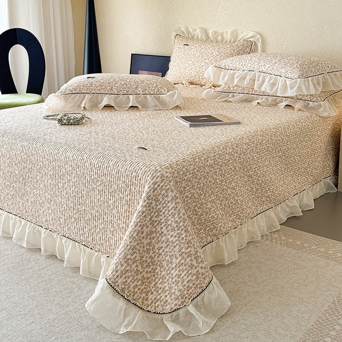 91家纺网 家纺一手货源 找家纺 蓝邻家纺 2025春夏新款全棉纯棉双层纱织带款床盖-场景二 床盖-秋之寄语