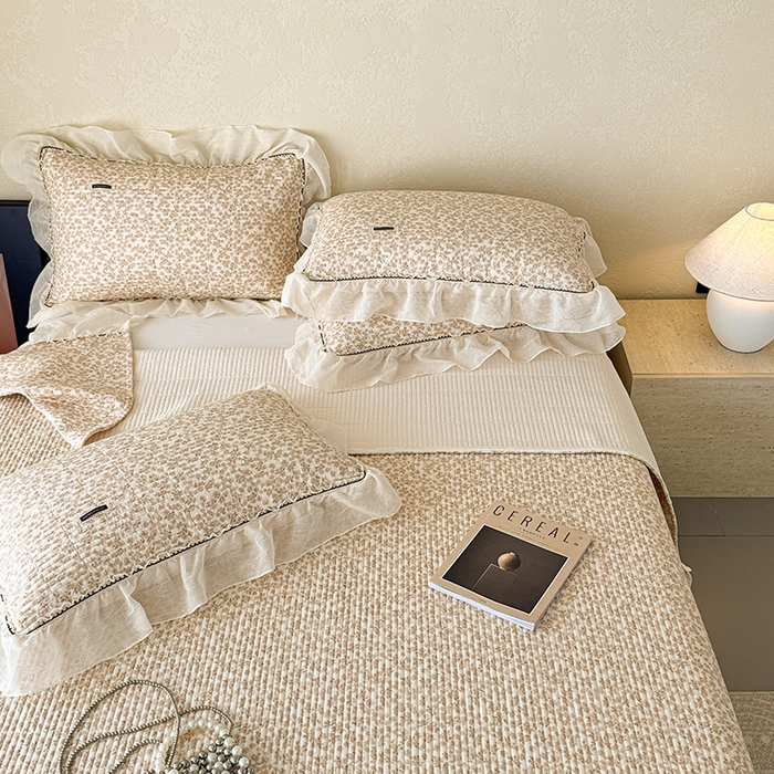 91家纺网 家纺一手货源 找家纺 蓝邻家纺 2025春夏新款全棉纯棉双层纱织带款床盖-场景二 床盖-秋之寄语