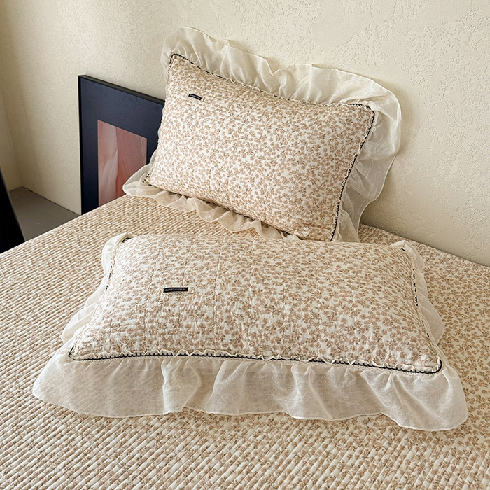 91家纺网 家纺一手货源 找家纺 蓝邻家纺 2025春夏新款全棉纯棉双层纱织带款床盖-场景二 床盖-秋之寄语