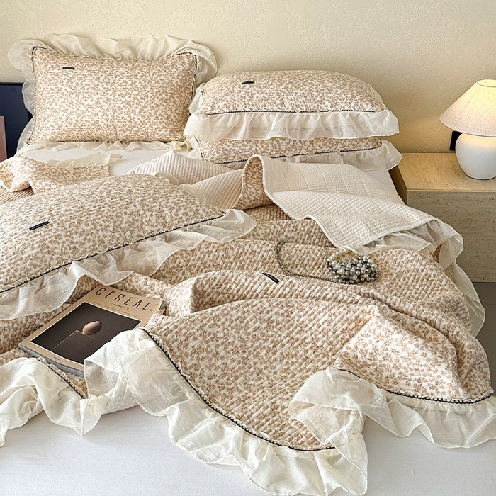 91家纺网 家纺一手货源 找家纺 蓝邻家纺 2025春夏新款全棉纯棉双层纱织带款床盖-场景二 床盖-秋之寄语