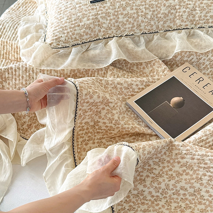 91家纺网 家纺一手货源 找家纺 蓝邻家纺 2025春夏新款全棉纯棉双层纱织带款床盖-场景二 床盖-秋之寄语