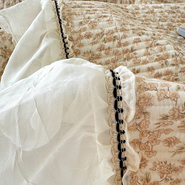 91家纺网 家纺一手货源 找家纺 蓝邻家纺 2025春夏新款全棉纯棉双层纱织带款床盖-场景二 床盖-秋之寄语