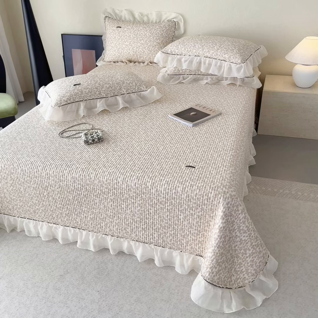 91家纺网 家纺一手货源 找家纺 蓝邻家纺 2025春夏新款全棉纯棉双层纱织带款床盖-场景二 床盖-秋之寄语