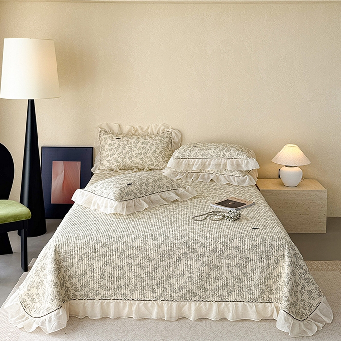 91家纺网 家纺一手货源 找家纺 蓝邻家纺 2025春夏新款全棉纯棉双层纱织带款床盖-场景二 床盖-瑞莎-深灰