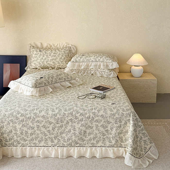 91家纺网 家纺一手货源 找家纺 蓝邻家纺 2025春夏新款全棉纯棉双层纱织带款床盖-场景二 床盖-瑞莎-深灰