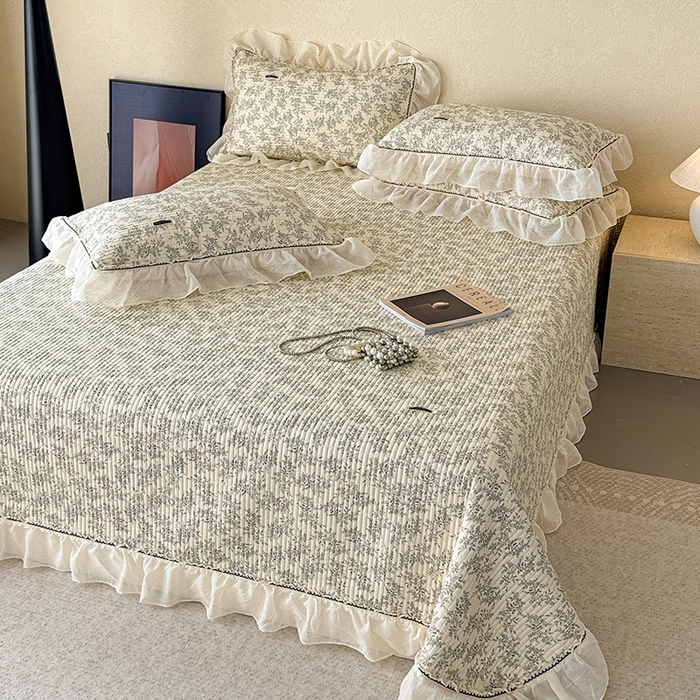 91家纺网 家纺一手货源 找家纺 蓝邻家纺 2025春夏新款全棉纯棉双层纱织带款床盖-场景二 床盖-瑞莎-深灰