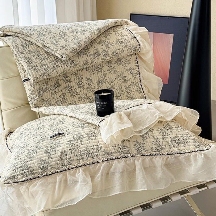 91家纺网 家纺一手货源 找家纺 蓝邻家纺 2025春夏新款全棉纯棉双层纱织带款床盖-场景二 床盖-瑞莎-深灰