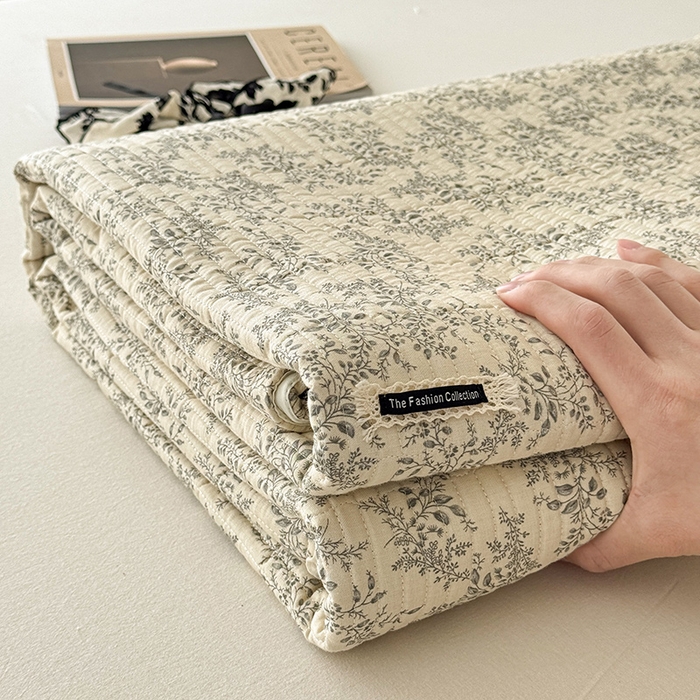 91家纺网 家纺一手货源 找家纺 蓝邻家纺 2025春夏新款全棉纯棉双层纱织带款床盖-场景二 床盖-瑞莎-深灰