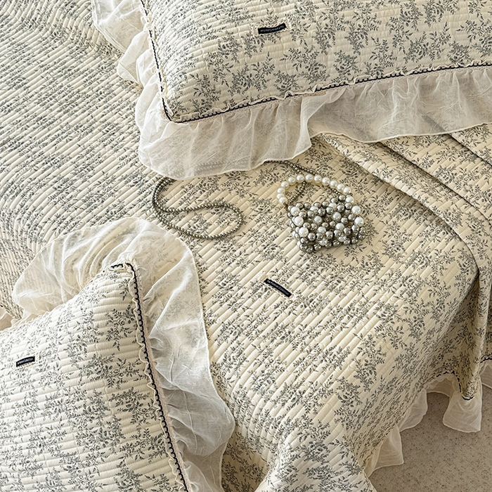 91家纺网 家纺一手货源 找家纺 蓝邻家纺 2025春夏新款全棉纯棉双层纱织带款床盖-场景二 床盖-瑞莎-深灰