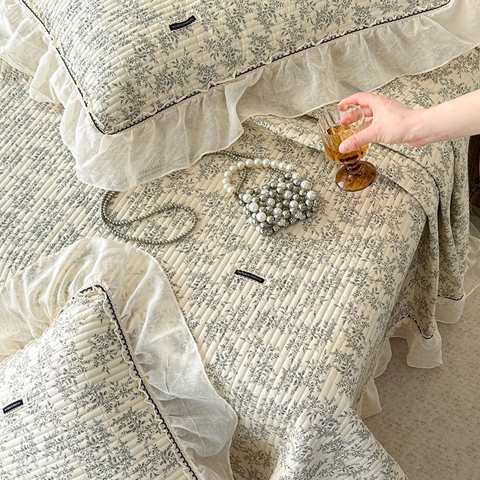 91家纺网 家纺一手货源 找家纺 蓝邻家纺 2025春夏新款全棉纯棉双层纱织带款床盖-场景二 床盖-瑞莎-深灰