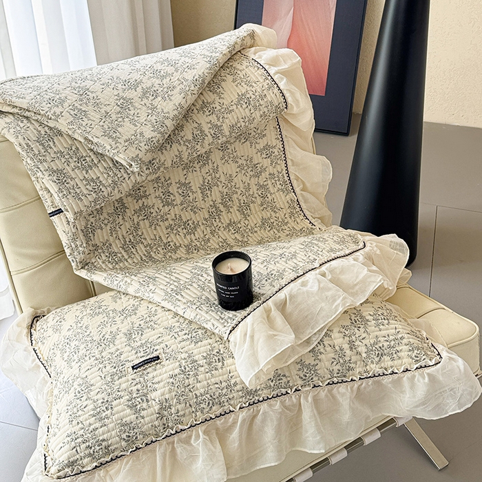 91家纺网 家纺一手货源 找家纺 蓝邻家纺 2025春夏新款全棉纯棉双层纱织带款床盖-场景二 床盖-瑞莎-深灰