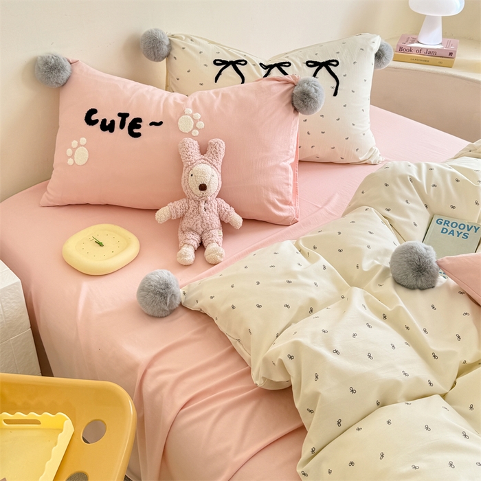 91家纺网 家纺一手货源 找家纺 多品家纺 2025新款ins奶油风刺绣枕套毛球款水洗棉四件套 梦幻甜心