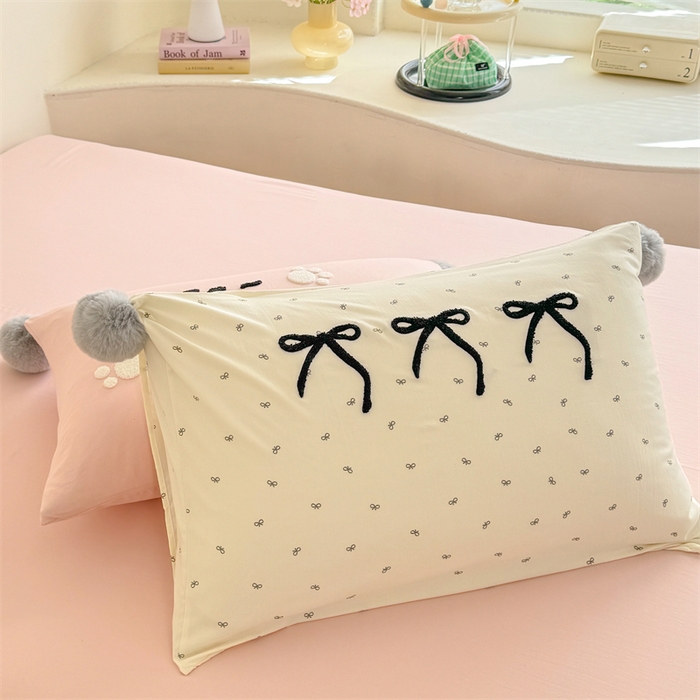 91家纺网 家纺一手货源 找家纺 多品家纺 2025新款ins奶油风刺绣枕套毛球款水洗棉四件套 梦幻甜心