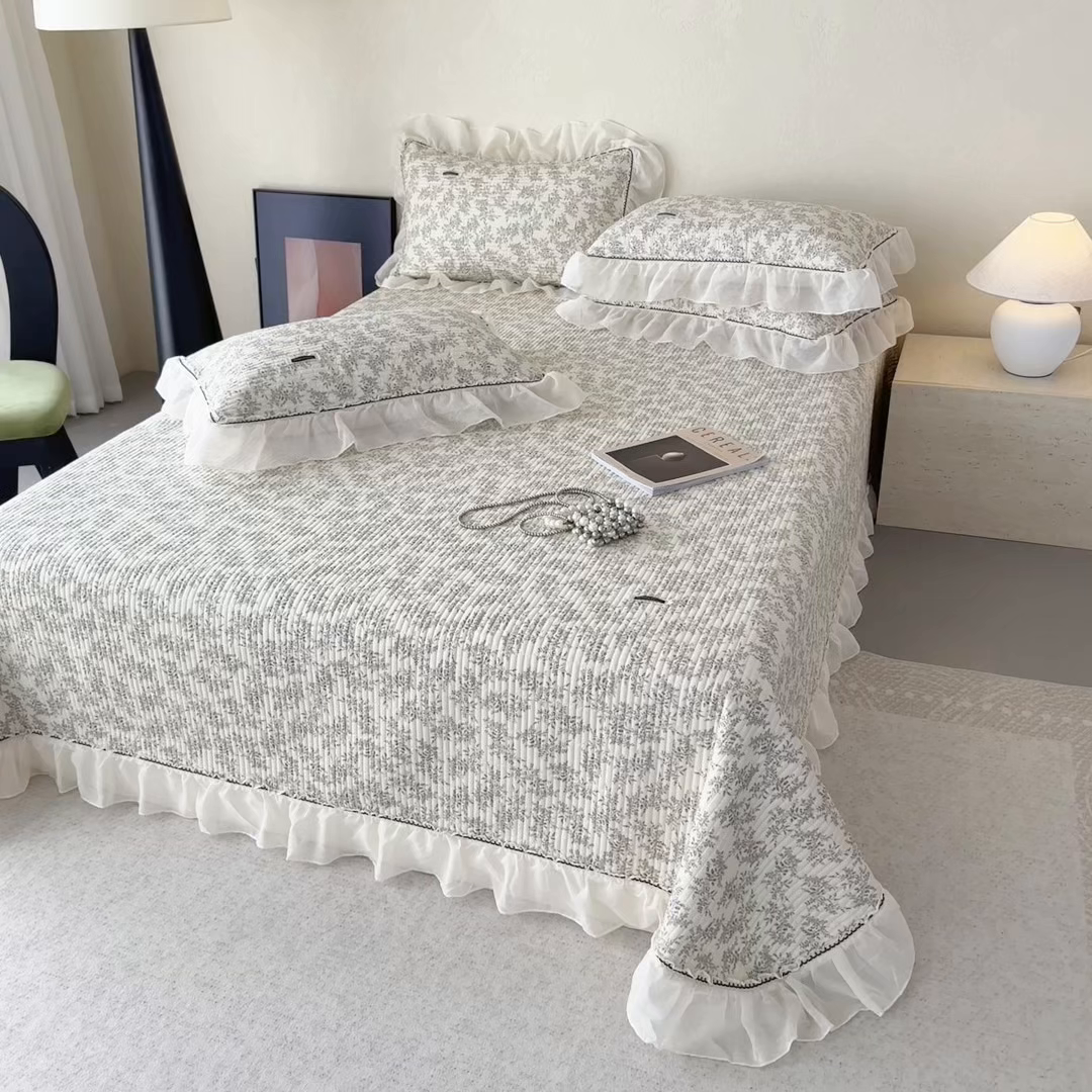 91家纺网 家纺一手货源 找家纺 蓝邻家纺 2025春夏新款全棉纯棉双层纱织带款床盖-场景二 床盖-瑞莎-深灰