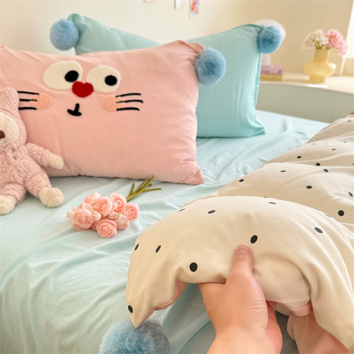 91家纺网 家纺一手货源 找家纺 多品家纺 2025新款ins奶油风刺绣枕套毛球款水洗棉四件套 洛熙