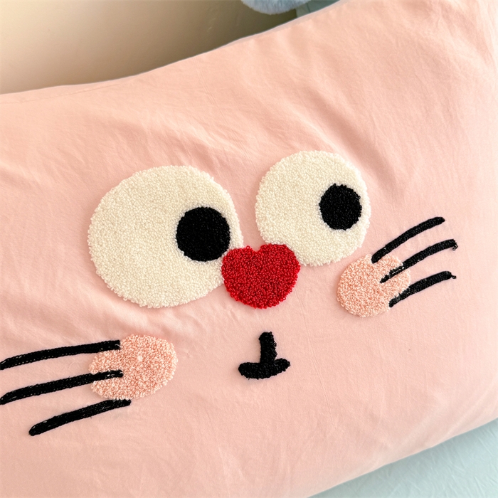 91家纺网 家纺一手货源 找家纺 多品家纺 2025新款ins奶油风刺绣枕套毛球款水洗棉四件套 洛熙