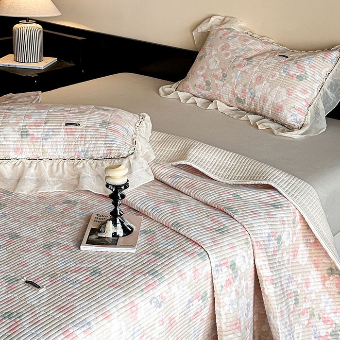 91家纺网 家纺一手货源 找家纺 （总）蓝邻家纺 2025春夏新款全棉纯棉双层纱织带款床盖-场景一