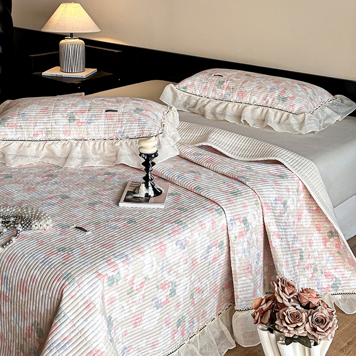 91家纺网 家纺一手货源 找家纺 （总）蓝邻家纺 2025春夏新款全棉纯棉双层纱织带款床盖-场景一