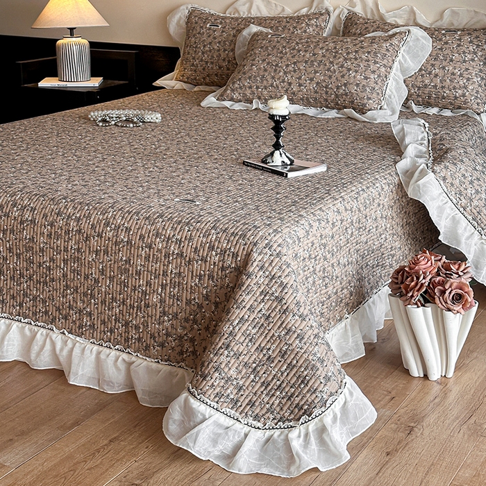 91家纺网 家纺一手货源 找家纺 蓝邻家纺 2025春夏新款全棉纯棉双层纱织带款床盖-场景一 床盖-漫步花丛