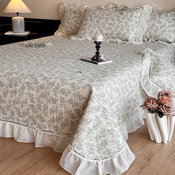 91家纺网 家纺一手货源 找家纺 蓝邻家纺 2025春夏新款全棉纯棉双层纱织带款床盖-场景一 床盖-瑞莎-深灰