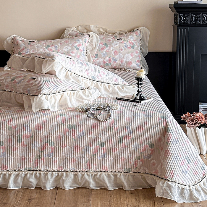 91家纺网 家纺一手货源 找家纺 蓝邻家纺 2025春夏新款全棉纯棉双层纱织带款床盖-场景一 床盖-潮汐月影