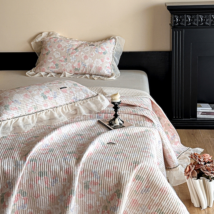 91家纺网 家纺一手货源 找家纺 蓝邻家纺 2025春夏新款全棉纯棉双层纱织带款床盖-场景一 床盖-潮汐月影