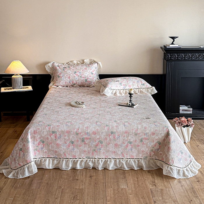 91家纺网 家纺一手货源 找家纺 蓝邻家纺 2025春夏新款全棉纯棉双层纱织带款床盖-场景一 床盖-潮汐月影