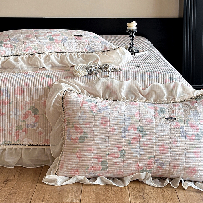 91家纺网 家纺一手货源 找家纺 蓝邻家纺 2025春夏新款全棉纯棉双层纱织带款床盖-场景一 床盖-潮汐月影