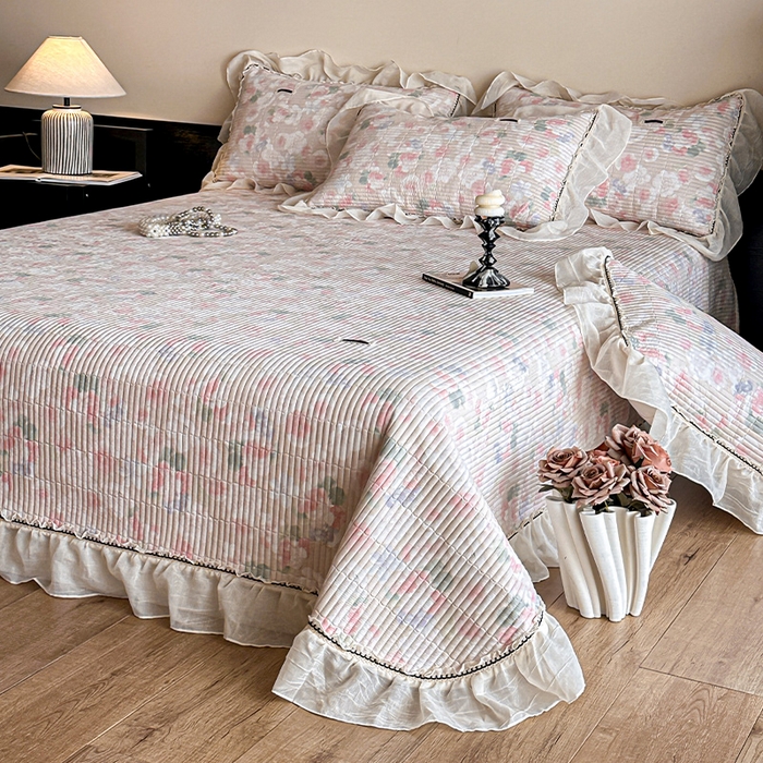 91家纺网 家纺一手货源 找家纺 蓝邻家纺 2025春夏新款全棉纯棉双层纱织带款床盖-场景一 床盖-潮汐月影