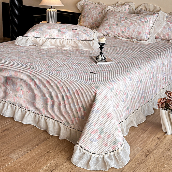 91家纺网 家纺一手货源 找家纺 蓝邻家纺 2025春夏新款全棉纯棉双层纱织带款床盖-场景一 床盖-潮汐月影