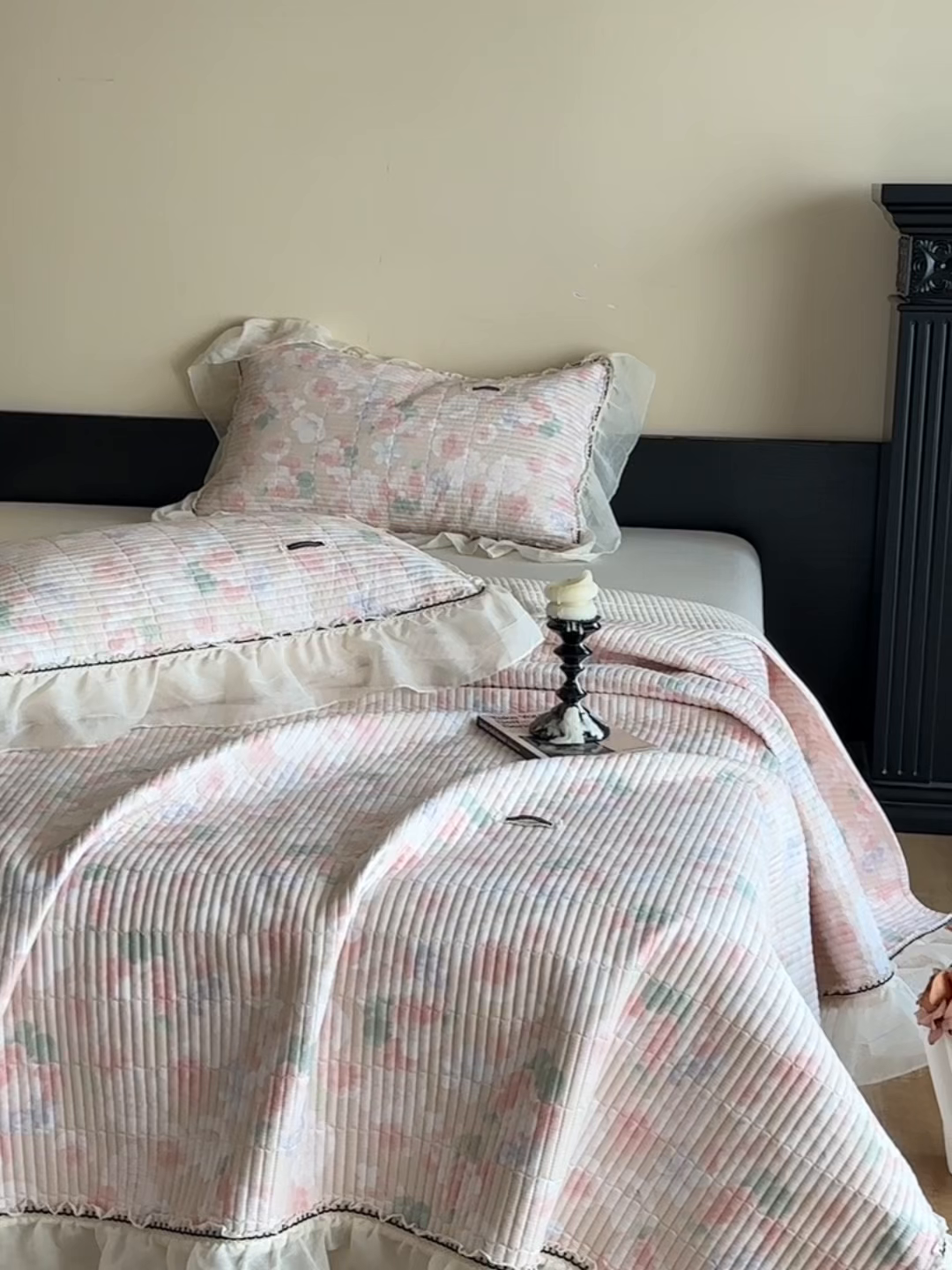 91家纺网 家纺一手货源 找家纺 蓝邻家纺 2025春夏新款全棉纯棉双层纱织带款床盖-场景一 床盖-潮汐月影