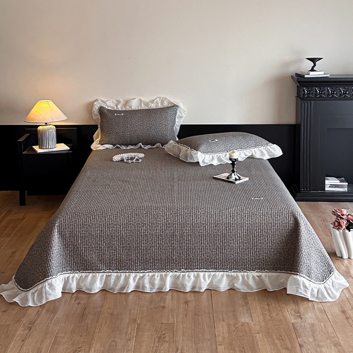 91家纺网 家纺一手货源 找家纺 蓝邻家纺 2025春夏新款全棉纯棉双层纱织带款床盖-场景一 床盖-春风细叶