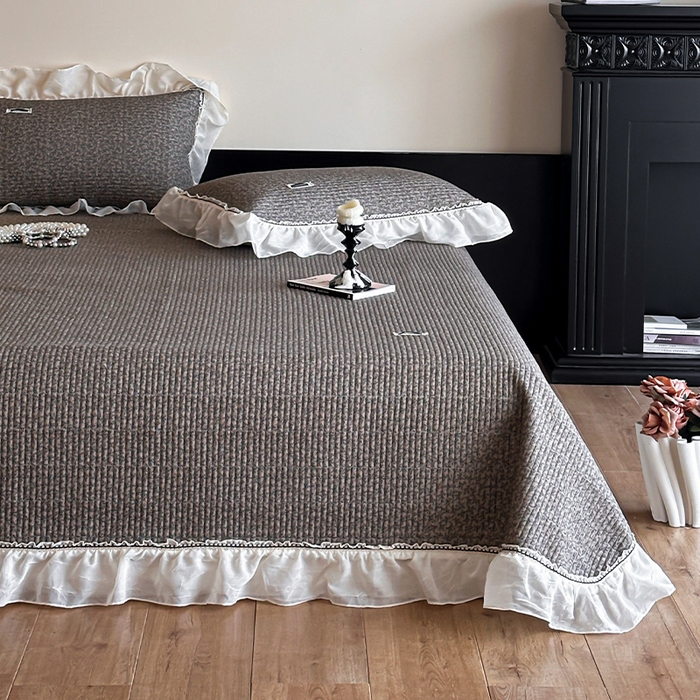 91家纺网 家纺一手货源 找家纺 蓝邻家纺 2025春夏新款全棉纯棉双层纱织带款床盖-场景一 床盖-春风细叶