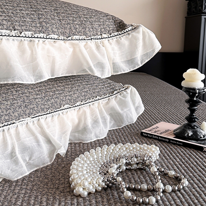 91家纺网 家纺一手货源 找家纺 蓝邻家纺 2025春夏新款全棉纯棉双层纱织带款床盖-场景一 床盖-春风细叶