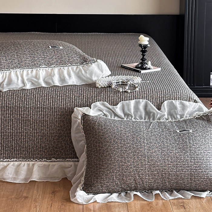 91家纺网 家纺一手货源 找家纺 蓝邻家纺 2025春夏新款全棉纯棉双层纱织带款床盖-场景一 床盖-春风细叶