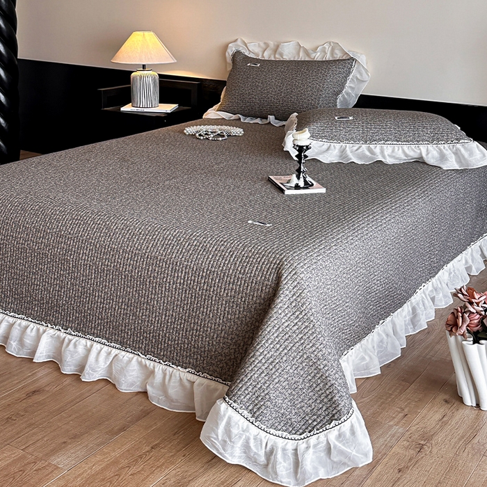 91家纺网 家纺一手货源 找家纺 蓝邻家纺 2025春夏新款全棉纯棉双层纱织带款床盖-场景一 床盖-春风细叶