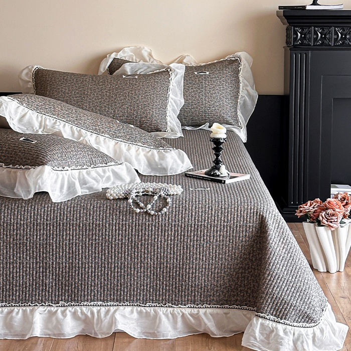 91家纺网 家纺一手货源 找家纺 蓝邻家纺 2025春夏新款全棉纯棉双层纱织带款床盖-场景一 床盖-春风细叶