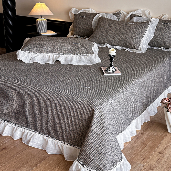 91家纺网 家纺一手货源 找家纺 蓝邻家纺 2025春夏新款全棉纯棉双层纱织带款床盖-场景一 床盖-春风细叶