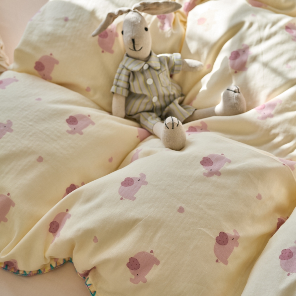 91家纺网 家纺一手货源 找家纺 洋铭区（原狠狠爱） 2025新款A类全棉双层纱四件套 粉嘟小象