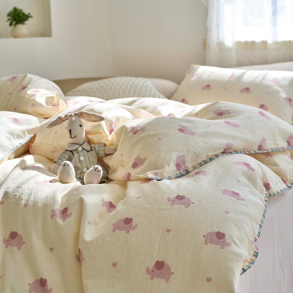 91家纺网 家纺一手货源 找家纺 洋铭区（原狠狠爱） 2025新款A类全棉双层纱四件套 粉嘟小象